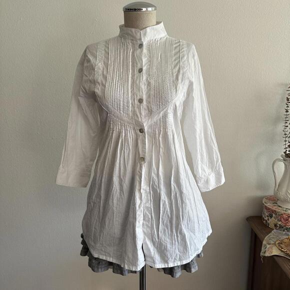 Tops - White cotton pleated blouse with shell buttons